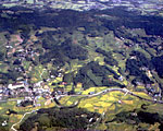 （航空写真）棚田の多い山間地域（鴨川市）／（クリックすると写真が拡大します）