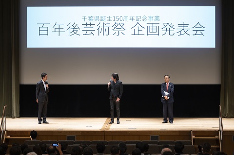 舞台上で知事と小林武史氏、北川フラム氏が対談している様子