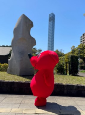 県立美術館の前で横を向くチーバくんの画像