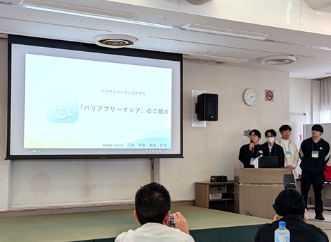 チーム「team-minn」がプレゼンしている写真