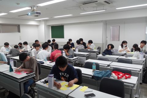 学生等がアイデアを検討している様子の写真(船橋情報ビジネス専門学校会場1日目)