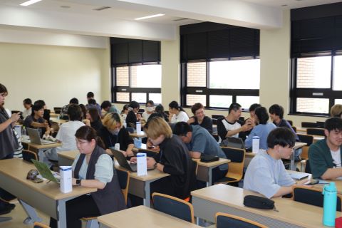 学生等がアイデアを検討している様子の写真(明海大学会場1日目)
