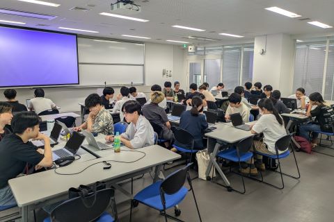 学生等がアイデアを検討している様子の写真(千葉大学会場1日目)