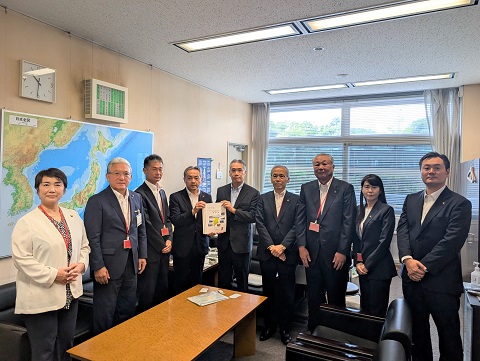 山本巧道路局長との手交状況