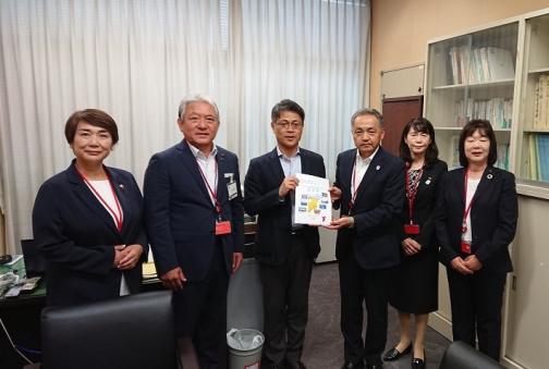 手交状況（佐々木正士郎　道路局次長）の写真