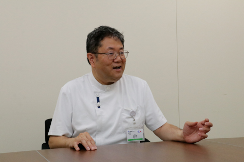 吉田部長左向き写真