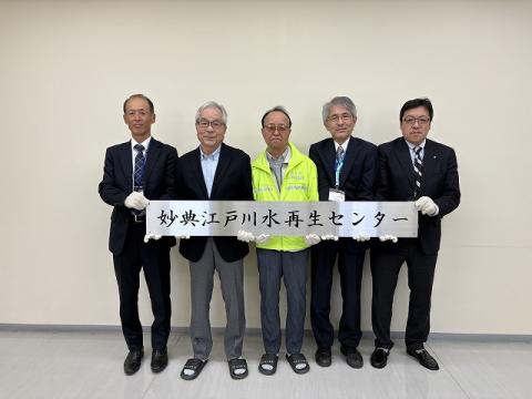 銘板を持つ検討委員（屋内で撮影）