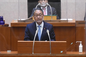 就任のあいさつをする信田議長