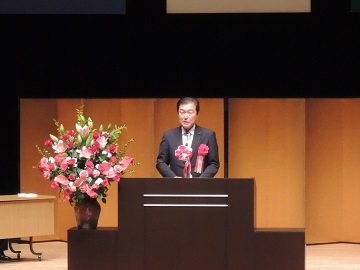 長生村70周年記念式典において祝辞を述べる山本副議長の様子