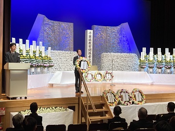 千葉県教育塔合祀慰霊祭にて献花を行う伊藤議長の様子
