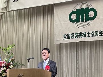 農業機械士全国大会千葉大会で祝辞を述べる瀧田議長の様子