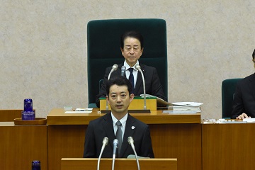 令和6年6月定例県議会開会を宣言する伊藤議長の様子