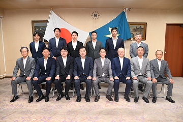 日本製鉄かずさマジック及びJFE東日本の皆さんと伊藤議長及び山本副議長との集合写真