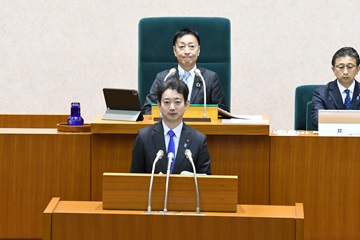 令和６年１２月定例県議会開会日の瀧田議長の様子