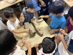 昆虫を観察する子どもたちの写真