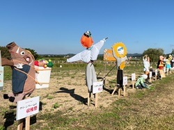 案山子が並んでいる写真