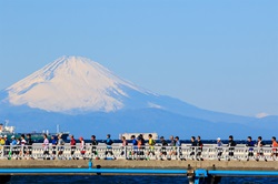 富士山をバックにマラソンをする人たちの写真