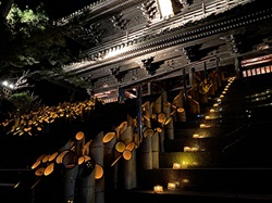 誕生寺の竹灯籠の写真