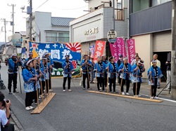 クジラの都まつりで鯨唄を披露する人々の写真