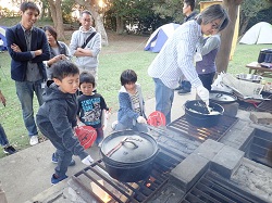 キャンプ場で調理する人の写真