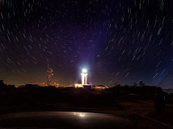 野島崎灯台と星空の写真