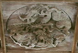 鶴谷八幡宮の百態の龍の彫刻の写真