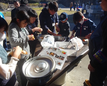 野外炊飯の様子