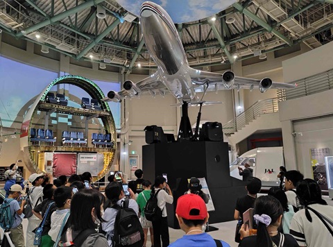 博物館を見学する子どもたちの画像