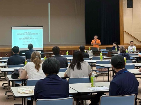 アイスブレイクについて座学での研修を受ける様子