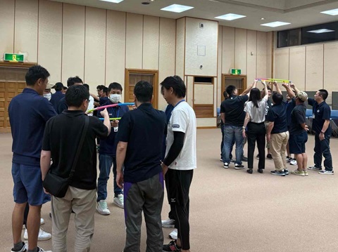 アイスブレイクを相談員が実践する様子