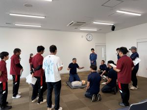 救急救命講習を受けている様子