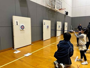 スポーツ吹き矢の競技中