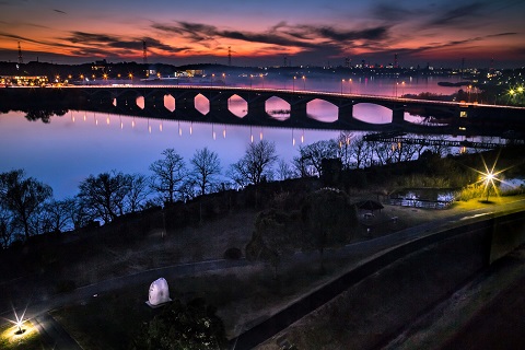 夕暮れの手賀大橋を写した写真