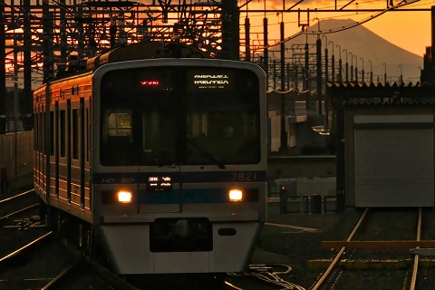 夕焼けの富士山を背に北総鉄道の車両を写した写真