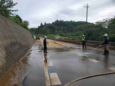 千葉県建設業協会の作業員による路面清掃(路面の泥の洗い流し)の様子