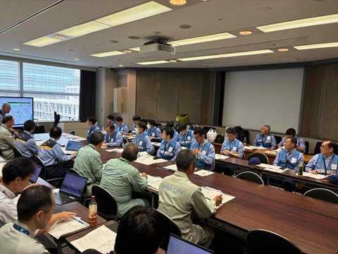 緊急災害対策派遣隊(TEC-FORCE(テックフォース))と県土災害対策本部関係者との会議の様子