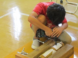 光のデザインのため穴あけ作業