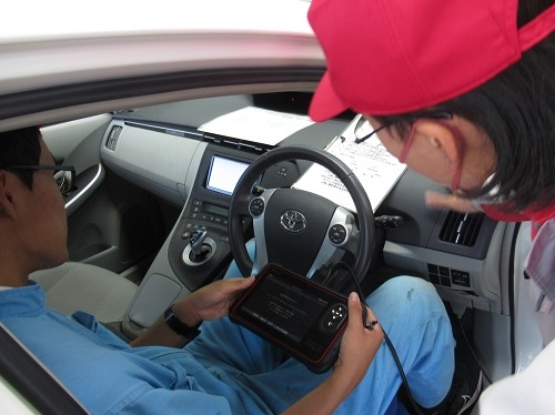 スキャンツールを使った点検作業