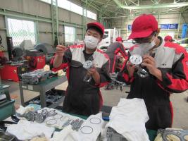 ピストンの組立作業