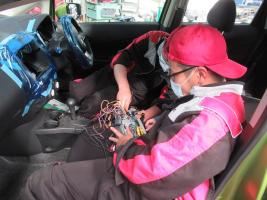 カーナビ取り付け中