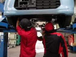 下回り検査の様子