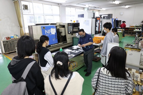 機械技術科見学の様子