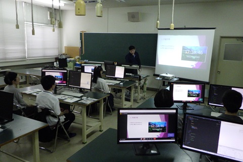 Pythonプログラミングの様子