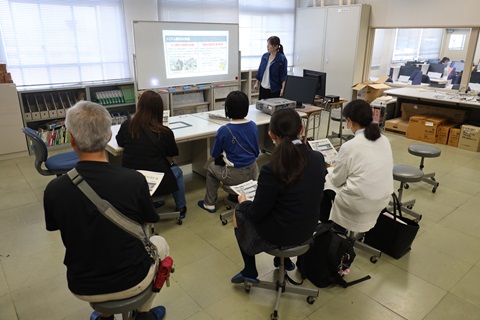 システム設計科見学の様子