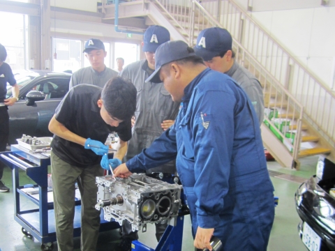 自動車整備士体験－エンジン内部を説明する様子