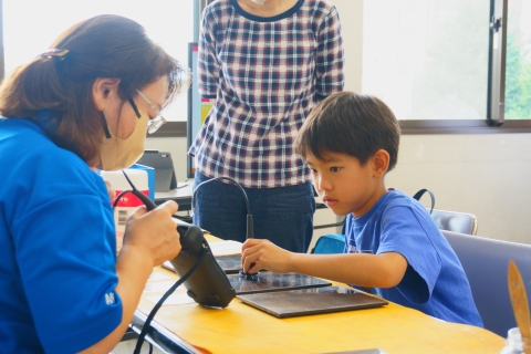 エコーで見えない絵を当てている男の子の様子