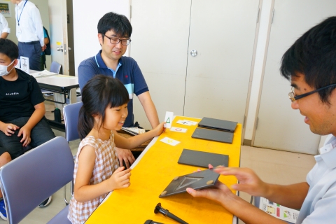 エコーで見えない絵を当ててうれしい女の子の様子