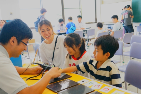 エコーで見えない絵を当てているご家族の様子