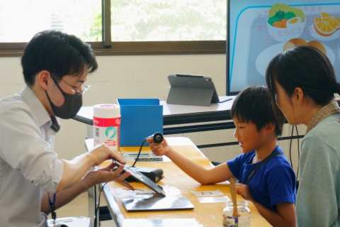 エコーで見えない絵を当てた男の子の様子