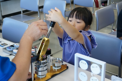 缶バッジ製作の様子